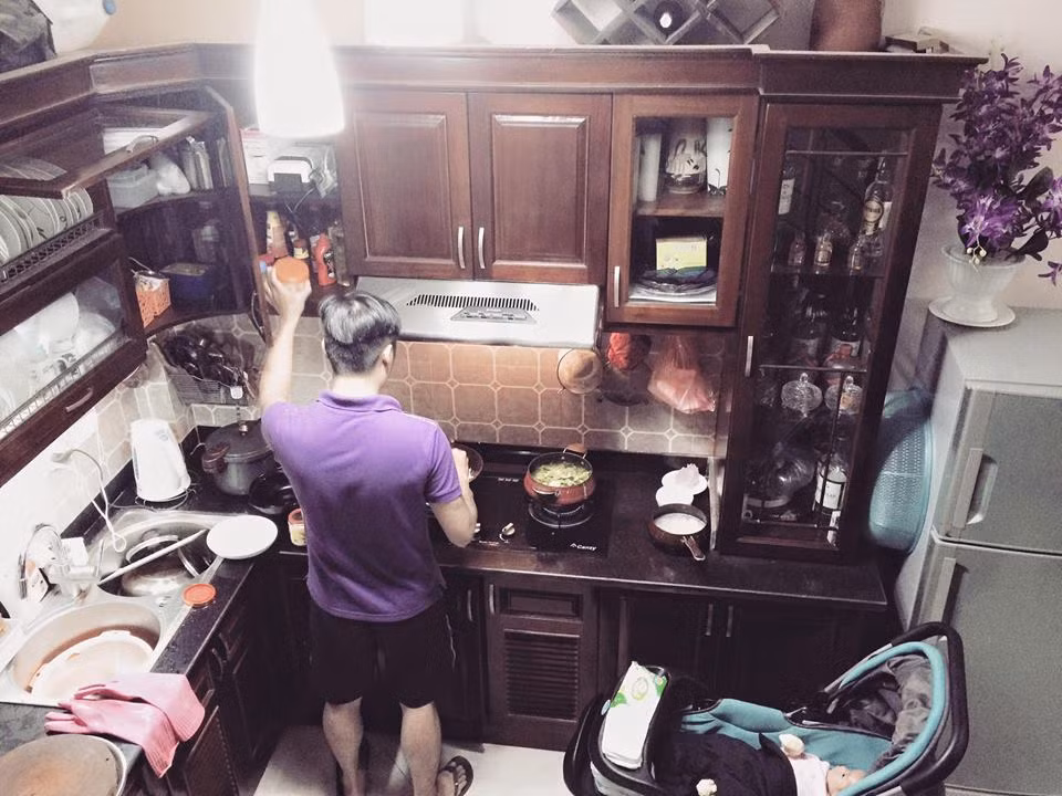"Anh ấy làm công sở nhưng trưa nào cũng về nấu cơm rồi bê mâm từ tầng 1 lên, ăn xong rồi xuống rửa bát mới đi làm. Tối về lại đi chợ nấu cơm rồi mang lên"- Thu Thảo chia sẻ thêm.