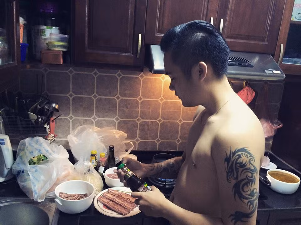 Anh không ngần ngại vào bếp nấu những món ăn thật ngon cho vợ và gia đình. Hiện tại, gia đình nhỏ của Ngọc Duy sống cùng bố mẹ anh tại Hà Nội.