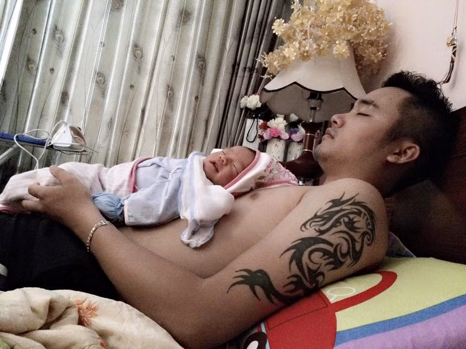 Ngọc Duy vô cùng thành thạo trong việc chăm con và ru con ngủ.