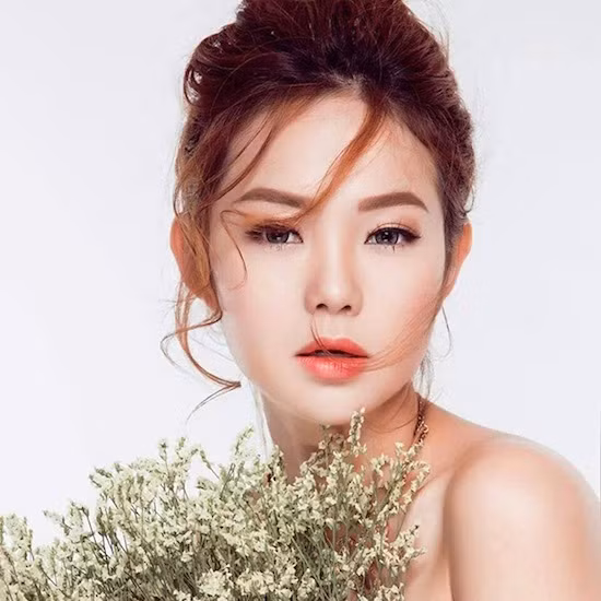 'Bé Heo' Minh Hằng cũng là một trong số những mỹ nhân có tướng phú quý. Bộ phim Con ma nhà họ Vương với sự tham gia của người đẹp đang 'gây sốt' trên mặt báo với nhiều ý kiến trái chiều.