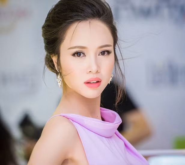 Không chỉ sở hữu mái tóc mềm mà đôi mắt sáng của người đẹp còn khiến người đối diện mê mẩn.