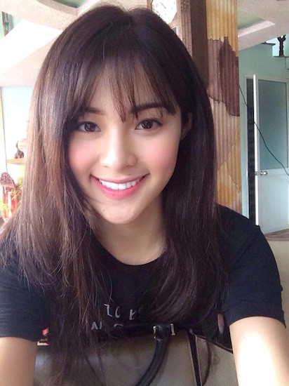 Phạm Hạ Vi – tình mới của Quốc Cường cũng không kém cạnh hai đàn chị với gương mặt trái xoan thon gọn, nụ cười tỏa nắng và mái tóc tơ mỏng manh.