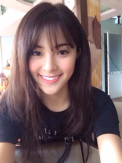 Phạm Hạ Vi – tình mới của Quốc Cường cũng không kém cạnh hai đàn chị với gương mặt trái xoan thon gọn, nụ cười tỏa nắng và mái tóc tơ mỏng manh.