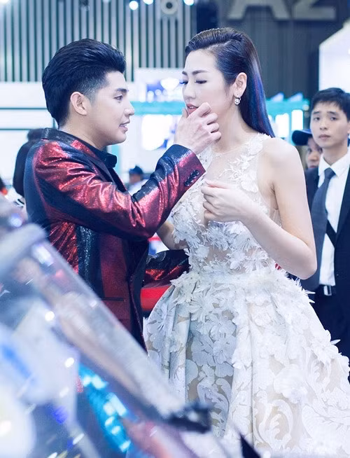 Nam ca sĩ tự nhiên lau son môi cho Dương Tú Anh.