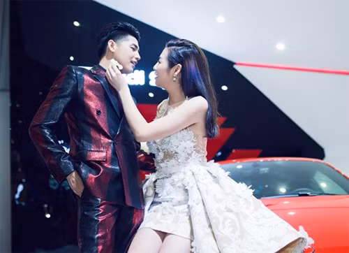 Nàng Á hậu cũng rất ân cần khi giúp anh lau mồ hôi sau buổi diễn.