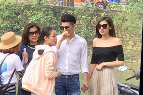 Mới đây, cộng đồng mạng đã được một phen xôn xao khi Á hậu Tú Anh bị bắt gặp tay trong tay tình tứ cùng Noo Phước Thịnh tại Huế. Sau đó không lâu, người đẹp sinh năm 1993 còn đăng tải hình ảnh chụp cùng mẹ ruột và mẹ của Noo Phước Thịnh với chú thích “Ra mắt gia đình hai họ” khiến nhiều người đặt dấu hỏi về mối quan hệ của cả hai.