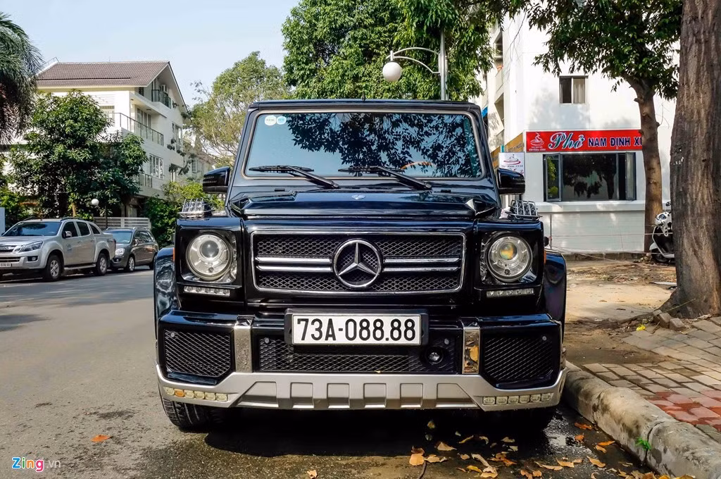 Mới đây, một chiếc G63 AMG được độ vài chi tiết xuất hiện trước nhà doanh nhân Nguyễn Quốc Cường (Cường Đô La). Chiếc xe này mang màu xanh vỏ dưa, khác hoàn toàn so với mẫu G55 AMG màu đen mờ thuộc sở hữu của Cường Đô La.