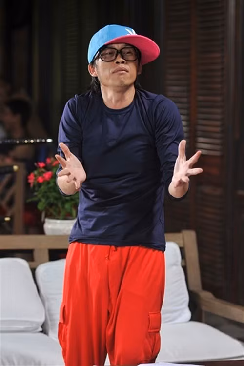 Đội lệch mũ lưỡi trai và đeo kính "Nobita", nghệ sĩ Hoài Linh chứng tỏ mình vẫn còn rất "teen"