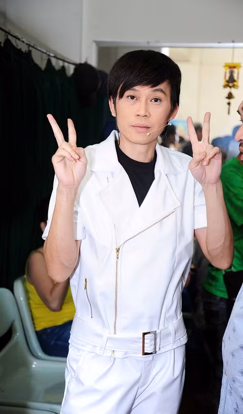 Ông "Sáu bảnh" khá sành điệu với bộ trang phục màu trắng.