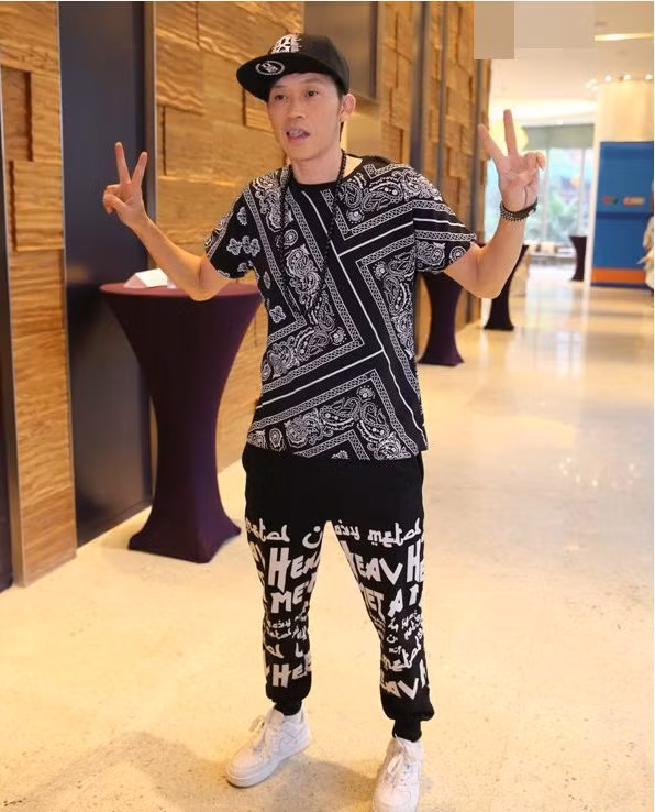 Ton - sur - ton từ trên xuống dưới với hai màu trắng đen đối lập, đeo vòng và đội mũ lưỡi trai ăn ý với trang phục, anh còn tạo dáng khá nhí nhảnh khi giơ 2 ngón tay hình chữ V.