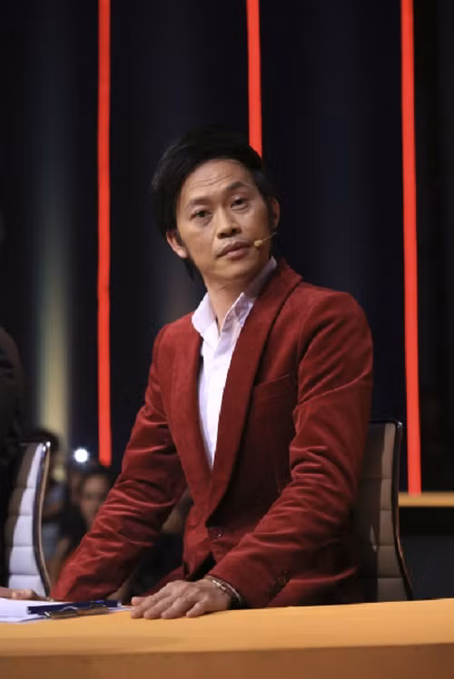 Đôi khi anh cũng xuất hiện vô cùng lịch lãm với những bộ vest sang trọng.