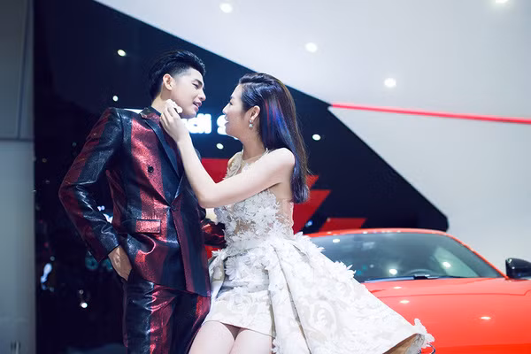 Trước đó, cặp đôi cũng từng khiến cho công chúng xôn xao khi liên tục đồng hành, chăm sóc nhau trong rất nhiều sự kiện.