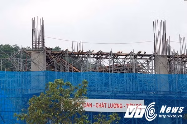 Các thanh sắt tại các cột trụ tòa nhà có dấu hiệu hoen gỉ. (Ảnh: Minh Khang)