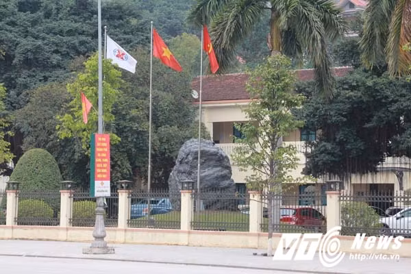 Cạnh tòa nhà này là Trụ sở Trung tâm điều hành của TKV tại Quảng Ninh. (Ảnh: Minh Khang)