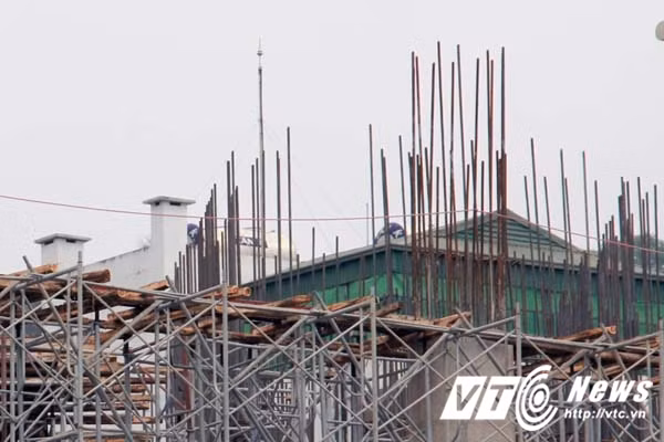 Với những dấu hiệu sắt thép hoen gỉ trên công trường, rất có thể tòa nhà này đang tạm dừng thi công hoặc thi công cầm chừng. (Ảnh: Minh Khang)