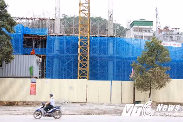 Xung quanh công trường được dựng hàng rào sắt kiên cố theo kiểu "kín cổng cao tường". PV đã đến liên hệ với Văn phòng điều hành TKV tại Hạ Long nhưng vẫn không được vào bên trong công trình tác nghiệp ghi hình vì chưa có sự đồng ý của lãnh đạo Tập đoàn. (Ảnh: Minh Khang)