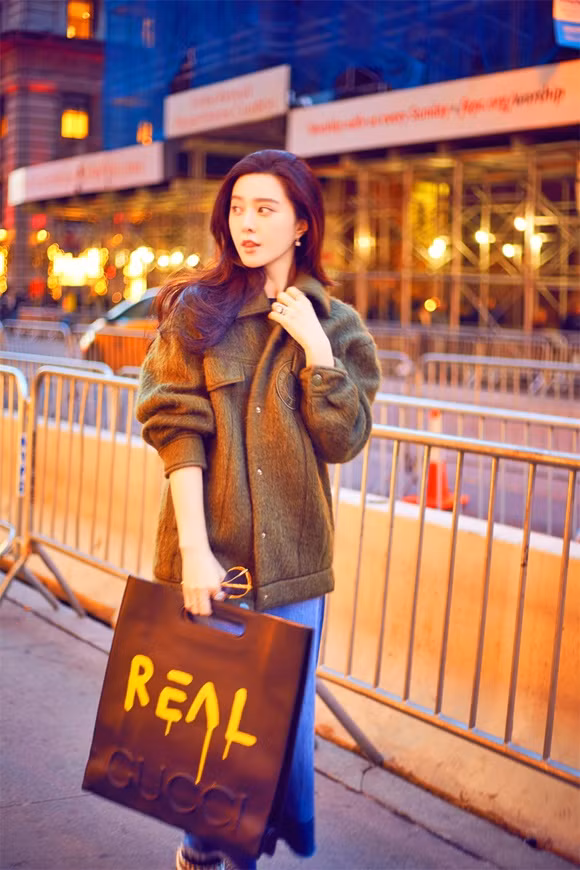 Tuy nhiên có thể nhận thấy, chiếc túi của nữ hoàng giải trí xứ Trung sử dụng "đụng hàng" với túi của nữ ca sĩ Hồ Ngọc Hà hồi cuối năm ngoái cô khoe khi xuất hiện trên đường phố Nhật Bản. Túi có giá 2.850 USD (khoảng 65 triệu đồng). Với hai cách mix khác nhau, mỗi người thể hiện một nét đẹp riêng biệt khó nhầm lẫn.