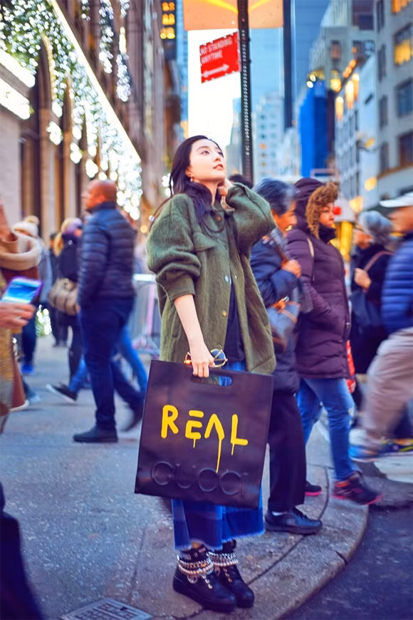  Phạm Băng Băng khoe street style mới và đụng hàng túi hiệu với Hồ Ngọc Hà.