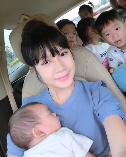 Mẹ của 4 em bé, vô cùng bận rộn nhưng Minh Hà vẫn tươi tắn rạng ngời.