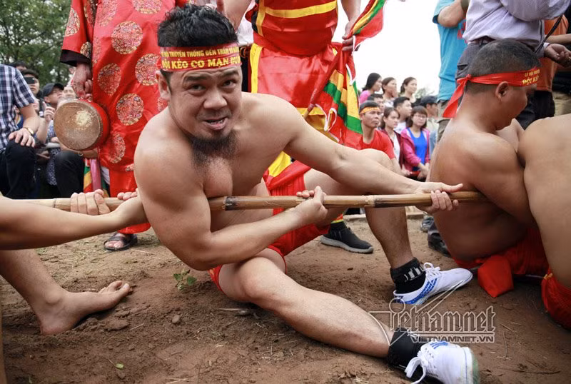 Trước khi kéo, dây song được nêm chặt ở lỗ cột. Trai kéo co ngồi chân co chân duỗi. Trong đội hình từng phe, lần lượt ngồi xen kẽ, người quay mặt bên này, người bên kia của dây song.