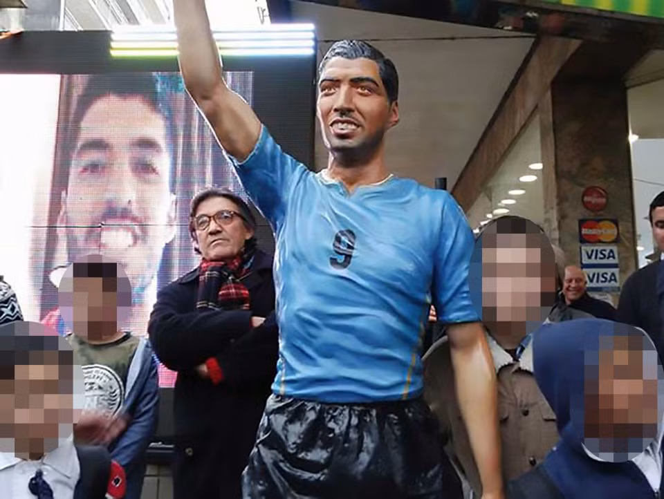 Đồng cảnh ngộ với Ronaldo, Luis Suarez cũng có cho mình một "thảm họa điêu khắc" ở trung tâm thành phố Salto, quê hương của tiền đạo sinh năm 1987.