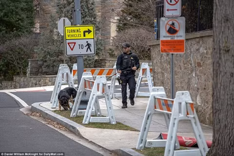 Các nhân viên an ninh liên tục xuất hiện bên ngoài nhà của Ivanka Trump.