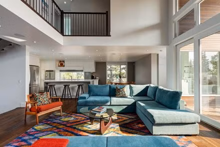 Phòng khách, bếp ăn và nhà vệ sinh được bố trí ở tầng trệt.