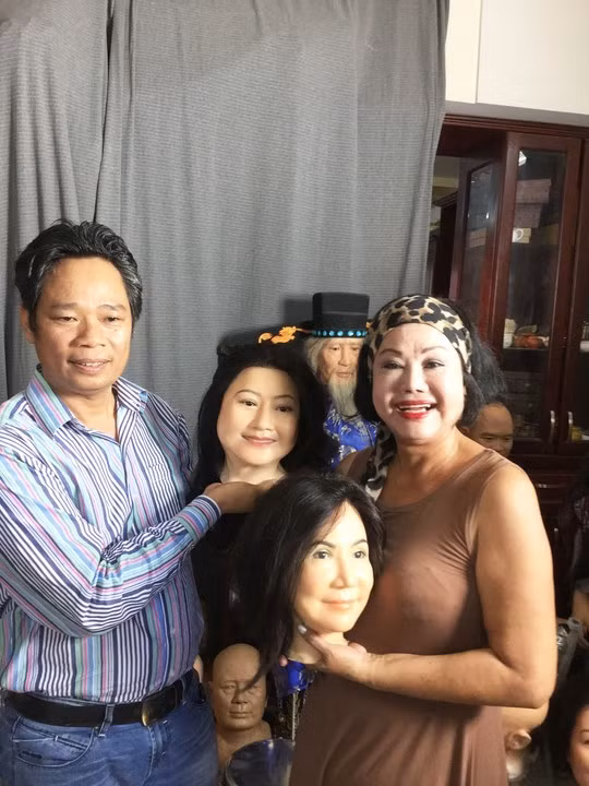 Nhà điêu khắc Nguyễn Văn Đông và NS Kiều Phượng Loan với hai gương mặt nghệ sĩ Kim Cương, Thanh Kim Huệ.