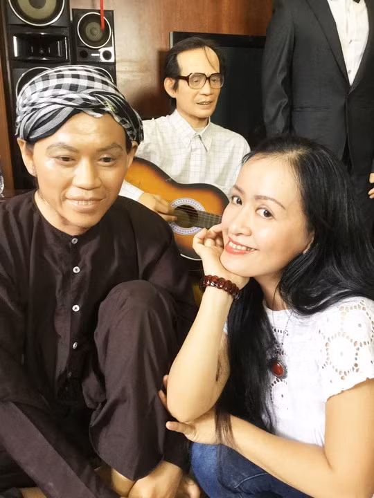 Tiến sĩ - nghệ sĩ đàn tranh Nguyễn Thị Hải Phượng bên cạnh bức tượng sáp Hoài Linh.