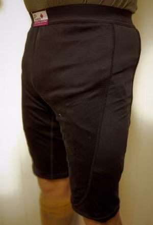 Quần lót Tier I trên một lính thủy đánh bộ Mỹ ở Afghanistan. Vật liệu của quần lót còn được thử nghiệm chống nhiệt độ cao.