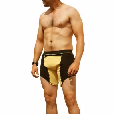 Không chỉ vậy, ở phía trong đùi và vùng bẹn, quần có chức năng chống đạn có thêm lớp kevlar kép để ngăn giảm tác hại của mảnh bom đạn, nhất là ảnh hưởng tới mạch máu đùi, nơi bị tổn thương có thể gây hậu quả nghiêm trọng (chảy máu nhanh, ngừng cấp ô xy đến nhiều cơ quan quan trọng, cơ thể lạnh đi nhanh).