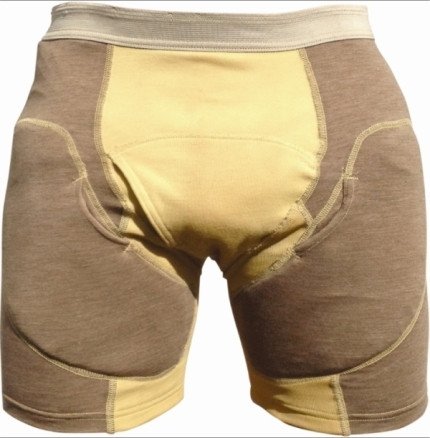 Kế thừa và phát triển sản phẩm của người Anh, Mỹ còn tạo bộ đồ bảo vệ vùng xương chậu.