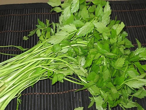 Rau cần. Nếu bị phun quá nhiều thuốc trừ sâu và phân bón, thân rau cần sẽ to, ngó trắng phau bất thường. Để một ngày không nhúng nước, rau sẽ khô héo, thân tóp lại. 