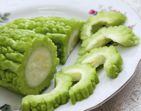 Khổ qua. Khổ qua rất dễ bị sâu nên người trồng thường sử dụng hóa chất để hạn chế sâu bọ. Khi mua, tốt nhất bạn nên tìm những quả nhỏ, dài, trên thân có nhiều sớ gân nhỏ li ti. Khổ qua to, màu xanh đậm, mướt, thân phình nhưng sớ gân bóng loáng là những quả lạm dụng hóa chất làm tươi.