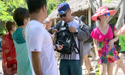 HDV người Trung Quốc hoat động "chui" ở TP Nha Trang. Ảnh: An Bình.