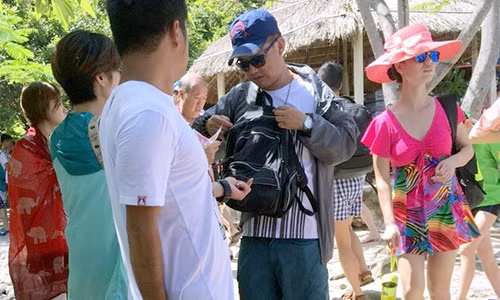 HDV người Trung Quốc hoat động "chui" ở TP Nha Trang. Ảnh: An Bình.