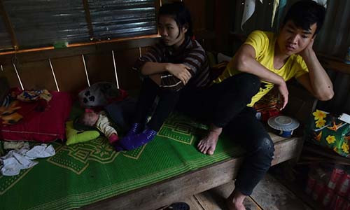 Anh Dũng, con trai ông Năng bay từ Sài Gòn ra nhưng cũng phải 2 ngày mới về đến nhà do Ba Đồn ngập nước. Vợ và con anh phải sang nhà nổi của anh cả nhờ. Ảnh: Việt Hùng.