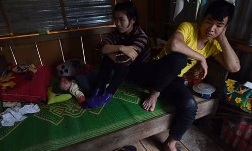 Anh Dũng, con trai ông Năng bay từ Sài Gòn ra nhưng cũng phải 2 ngày mới về đến nhà do Ba Đồn ngập nước. Vợ và con anh phải sang nhà nổi của anh cả nhờ. Ảnh: Việt Hùng.