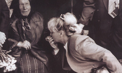 Chau tien tri mu Vanga tiet lo bi an ve loi sam cua ba