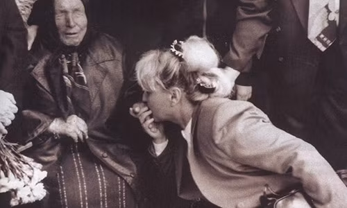 Chau tien tri mu Vanga tiet lo bi an ve loi sam cua ba