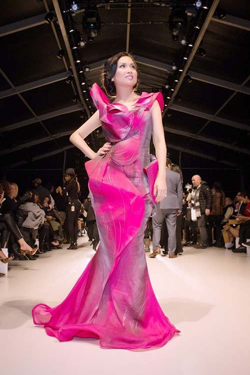 Hà Phương diện thiết kế cách điệu từ hoa sen vốn gắn liền với hình ảnh Quỳnh Paris.