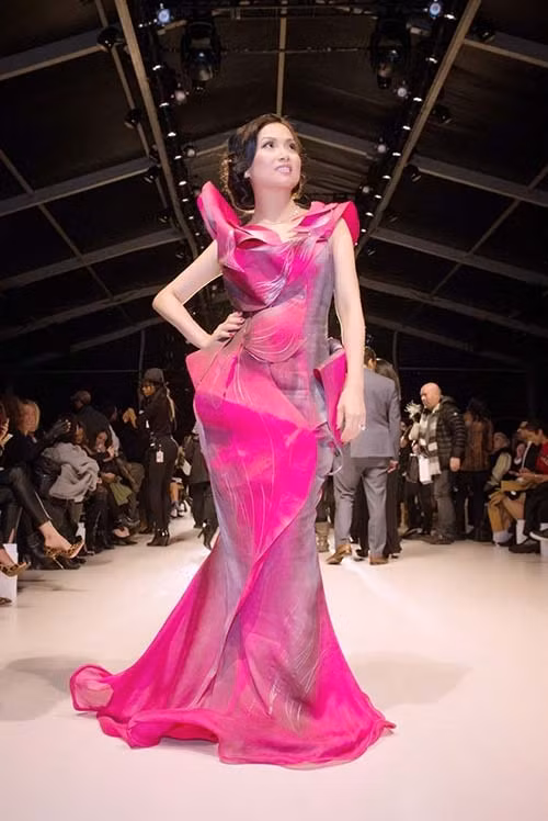 Hà Phương diện thiết kế cách điệu từ hoa sen vốn gắn liền với hình ảnh Quỳnh Paris.