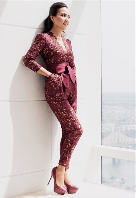 Không bó buộc trong những mẫu đầm nữ tính, Hà Phương làm mới mình bằng bộ jumpsuit ren thời thượng từ nhà mốt Stella McCartney, đồng thời áp dụng nguyên tắc mix phụ kiện màu sắc ăn ý.