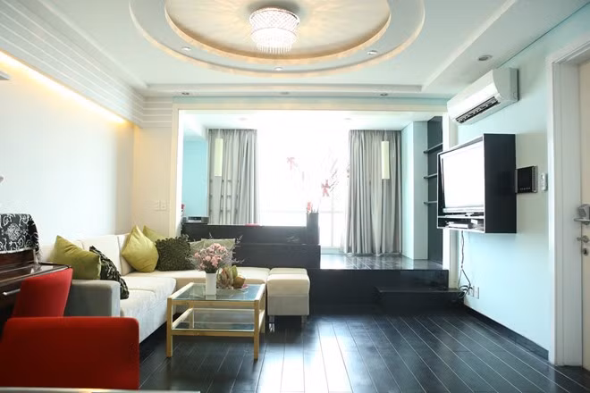 4. Trúc Diễm Đầu năm 2014, Trúc Diễm đã tậu cho mình một căn hộ khang trang nằm cách trung tâm Quận 1, TP.HCM chưa đầy 1km. Là người yêu thích trường phái lãng mạn và cổ điển, Trúc Diễm lựa chọn phong cách thiết kế hoài cổ với lối trang trí Á Đông. Xuyên suốt cả ngôi nhà là tông màu xanh ngọc bích nhẹ nhàng với những khoảng tường mang các sắc độ đậm nhạt khác nhau.