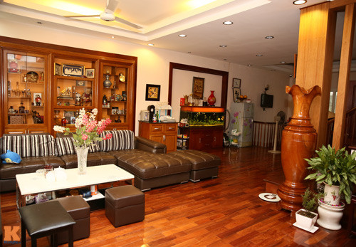 Tất cả được thiết kế và trang trí là gỗ, tạo nên sự mát mẻ và sang trọng cho cả căn phòng.