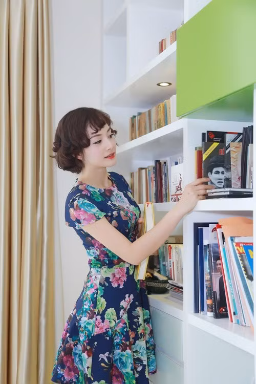 5. Diễn viên Lan Phương Với nhiều người trẻ hiện nay, công việc đóng kịch, đóng phim không mang lại thu nhập cao. Tuy vậy, là một trong những 'cô đào' được săn đón nhiều nhất thì diễn viên Lan Phương vẫn có thể trang trải đầy đủ cho cuộc sống hàng ngày. Hiện nay, cô đang sống trong một căn hộ nhỏ xinh có diện tích 90m2. Đây là chốn riêng tư để cô thả lỏng tâm hồn sau thời gian dài bôn ba làm việc.