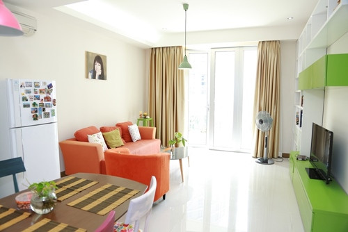 Khi còn sống ở căn hộ cũ, cô luôn mơ ước có một kệ sách để chứa tất cả những cuốn sách cũ mà cô dành tiền mua rất nhiều khi còn học phổ thông.