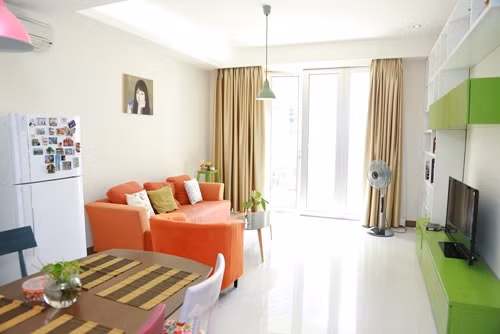 Khi còn sống ở căn hộ cũ, cô luôn mơ ước có một kệ sách để chứa tất cả những cuốn sách cũ mà cô dành tiền mua rất nhiều khi còn học phổ thông.