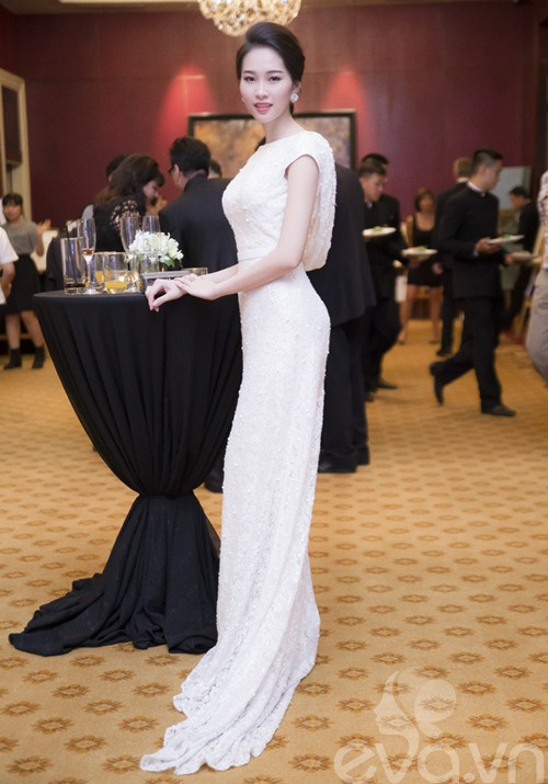 Chiếc váy đuôi cá tôn được đường cong hoàn hảo của Thu Thảo tại một sự kiện.
