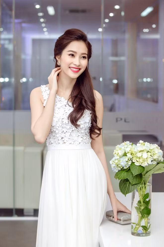 Đầm lệch vai đính kết hoa tinh tế khoe được vẻ dịu dàng, trong veo của Thu Thảo.